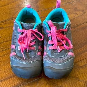 Keen hiking shoes. Big Kids Size 4.